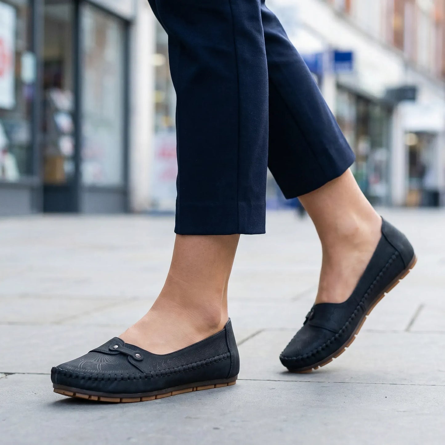 Women's extra wide fit, arch support, slip on design loafers with suede upper and everyday walking